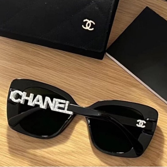 Chanel Black Oversized Sunglasses with Iconic Logo - Picture 1 of 4